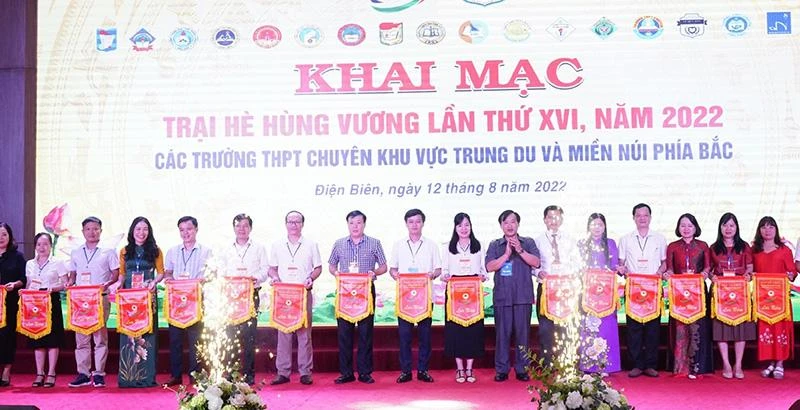 Đồng chí Vừ A Bằng, Phó Chủ tịch Ủy ban nhân dân tỉnh Điện Biên, trao cờ lưu niệm tặng các đoàn dự Trại hè.