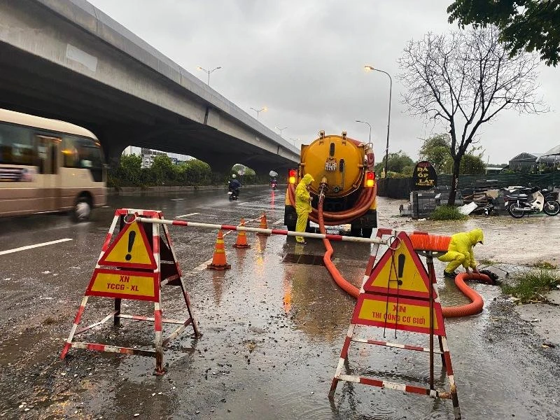 Công nhân Công ty Thoát nước Hà Nội chống ngập đô thị. (Ảnh: Ngọc Anh)