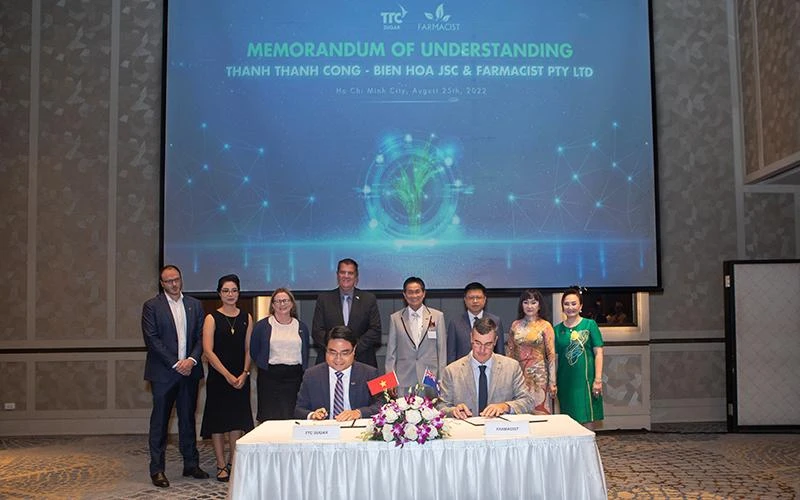 Đại diện của SBT và Farmacist ký kết Biên bản ghi nhớ.