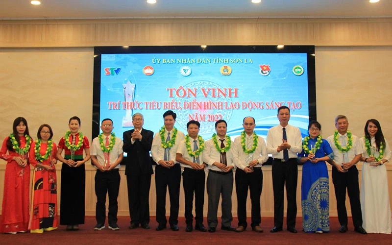 Các trí thức tiêu biểu, điển hình lao động sáng tạo năm 2022 nhận hoa và cúp.