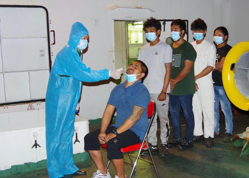 Kiểm tra y tế ban đầu cho các thuyền viên bị nạn.