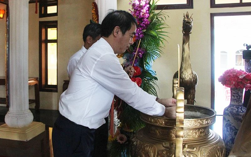 Bí thư Tỉnh Ủy Hậu Giang, Nghiêm Xuân Thành dâng hương viếng Bác Hồ.