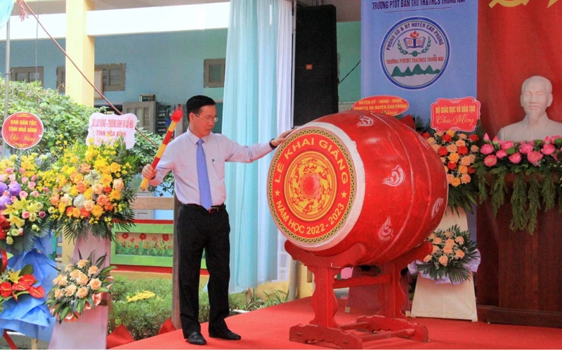Đồng chí Võ Văn Thưởng đánh trống khai giảng năm học mới.