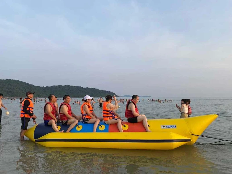 Những bãi biển đẹp và trong xanh trên đảo Cô Tô thu hút đông khách du lịch trải nghiệm.
