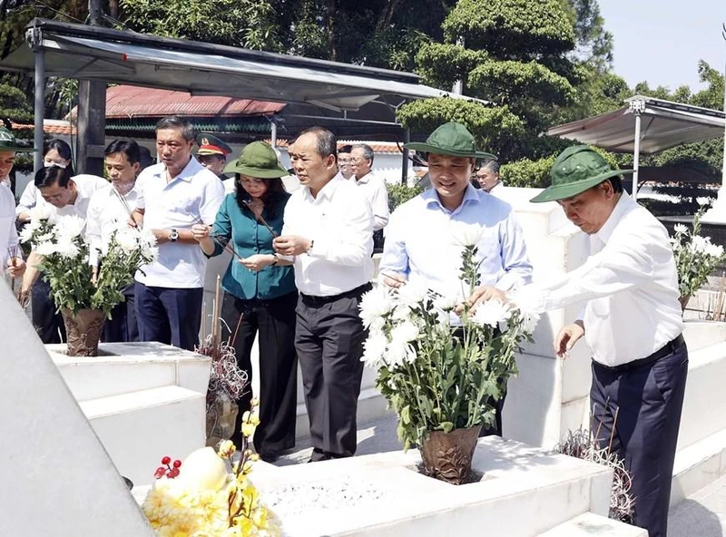 Chiều 6/9, tại tỉnh Hà Tĩnh, Chủ tịch nước Nguyễn Xuân Phúc đã dâng hương, dâng hoa tại Nhà bia tưởng niệm các Anh hùng Liệt sĩ thanh niên xung phong toàn quốc, nơi ghi danh hơn 4.000 liệt sĩ thanh niên xung phong trong cả nước, và Khu mộ 10 nữ Anh hùng Liệt sĩ thanh niên xung phong tại Ngã ba Đồng Lộc. 