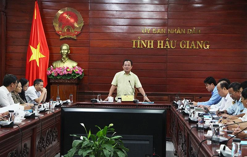 Phó Chủ tịch Ủy ban nhân dân tỉnh Hậu Giang Nguyễn Văn Hòa chỉ đạo tại cuộc họp.