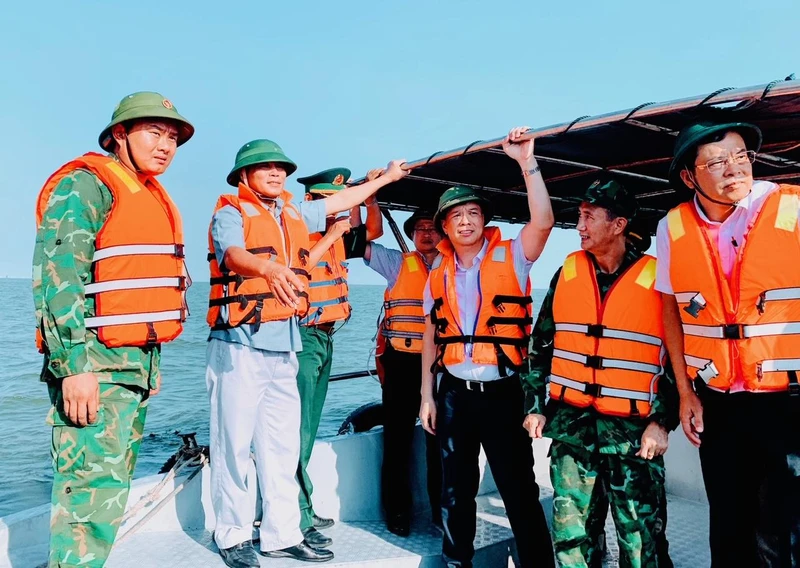 Chủ tịch Ủy ban nhân dân thành phố Hải Phòng cùng lãnh đạo các ngành chức năng và các địa phương thị sát, kiểm tra việc xử lý các trường hợp nuôi ngao trái phép trên vùng biển Hải Phòng.