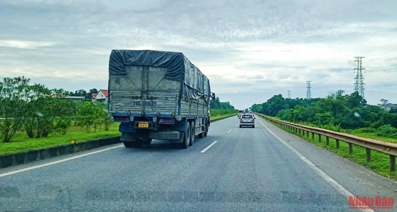 Cao tốc Hà Nội-Thái Nguyên ngày càng xuống cấp.