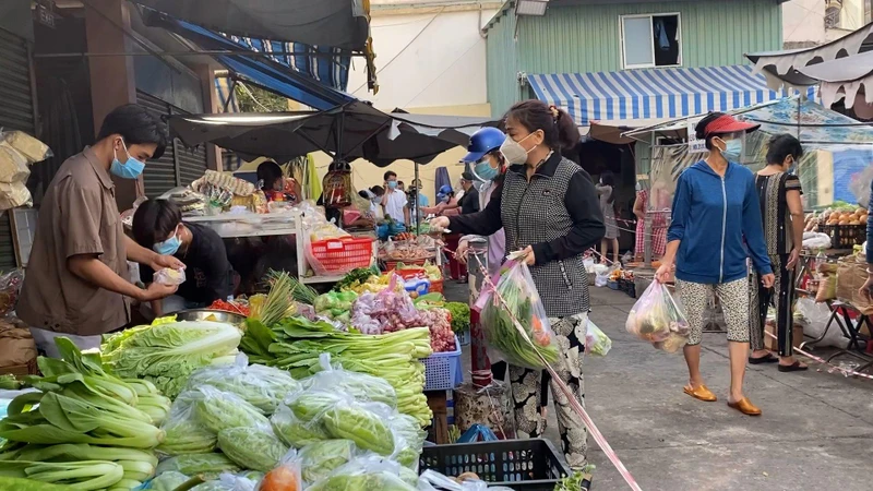 Thời gian gần đây, người dân lo ngại về chất lượng rau, củ, quả không rõ nguồn gốc. (Ảnh: CTV).