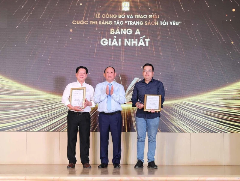 Lãnh đạo Nhà Xuất bản Giáo dục Việt Nam trao giải Nhất bảng A cho các cá nhân. 