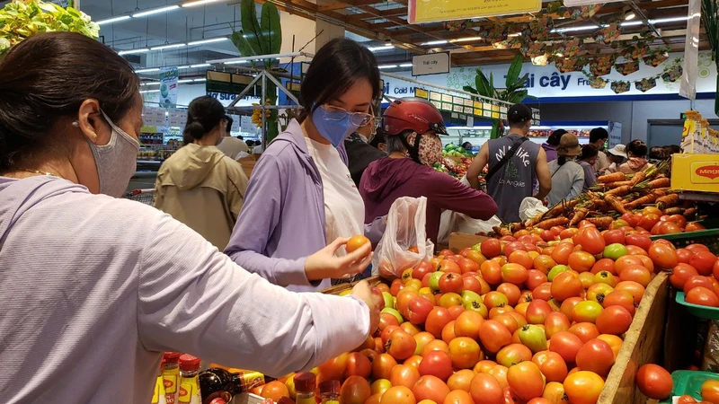 Các đơn vị cung ứng bảo đảm hàng hóa cho người dân trong mùa mưa bão.
