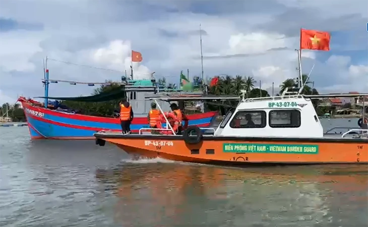 Lực lượng biên phòng kêu gọi tàu thuyền vào nơi trú ẩn.