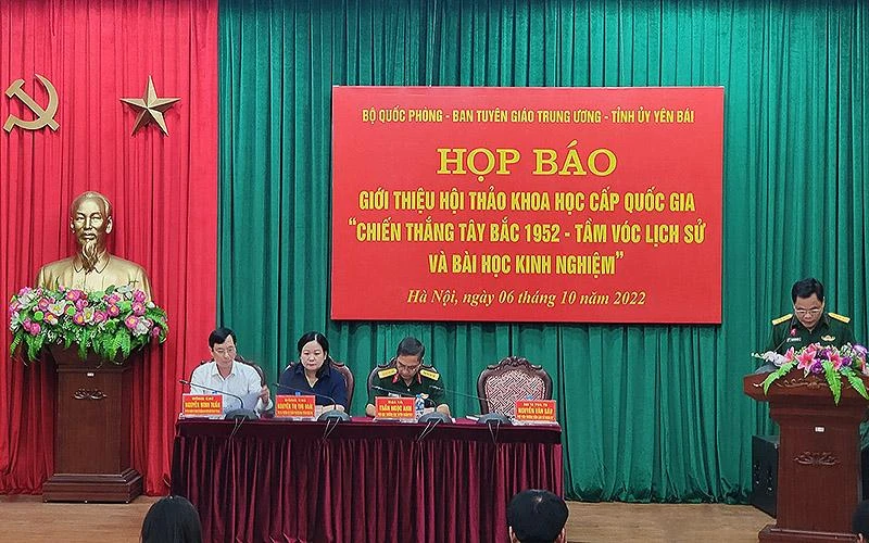 Đại diện các bộ, ban, ngành và tỉnh Yên Bái cung cấp thông tin về Hội thảo tại buổi họp báo.