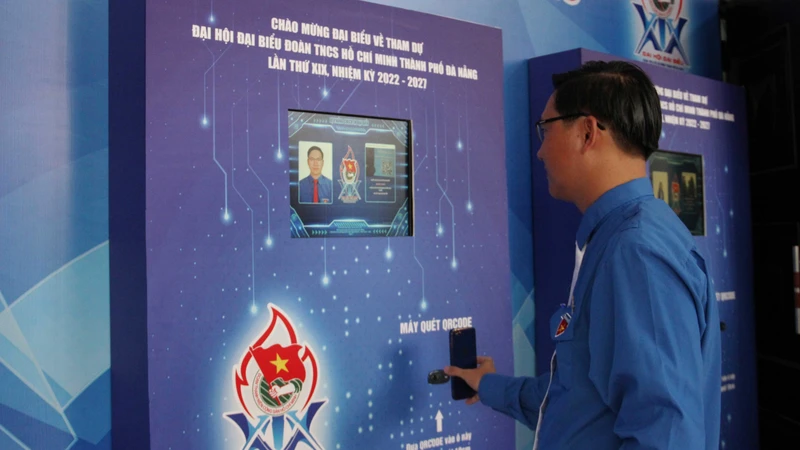 Đại biểu điểm danh qua phần mềm. 