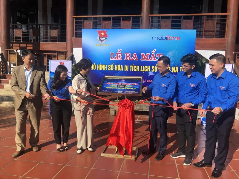 Cắt băng khánh thành công trình số hóa.