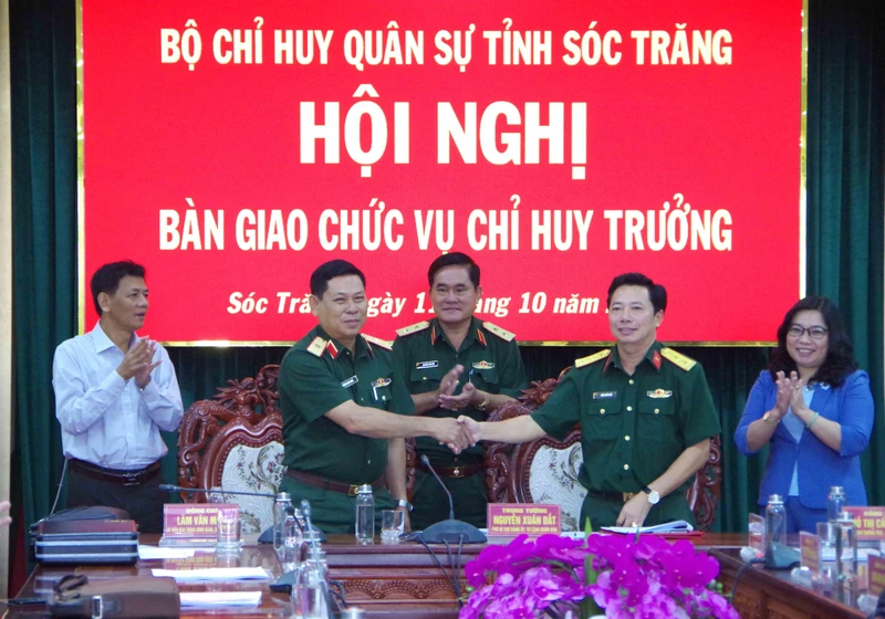 Thiếu tướng Quách Văn Nhỏ và đại tá Trần Quốc Khởi ký biên bản bàn giao.