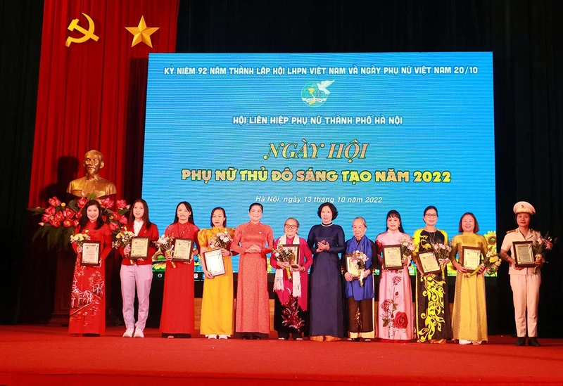 Trao Danh hiệu Phụ nữ Thủ đô tiêu biểu năm 2022 tặng 10 phụ nữ tiêu biểu.