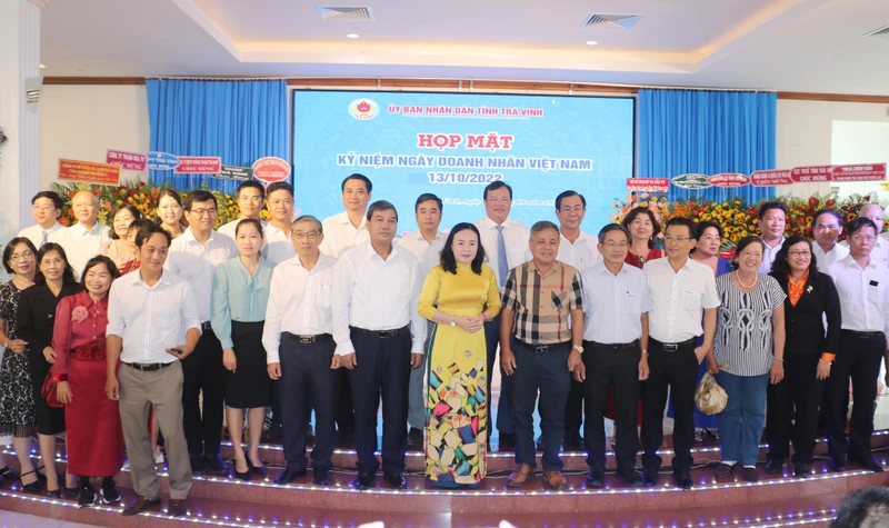 Đại diện các doanh nghiệp tiêu biểu chụp ảnh lưu niệm cùng lãnh đạo Tỉnh ủy, Hội đồng nhân dân, Ủy ban nhân dân, Ủy ban Mặt trận Tổ quốc tỉnh Trà Vinh.