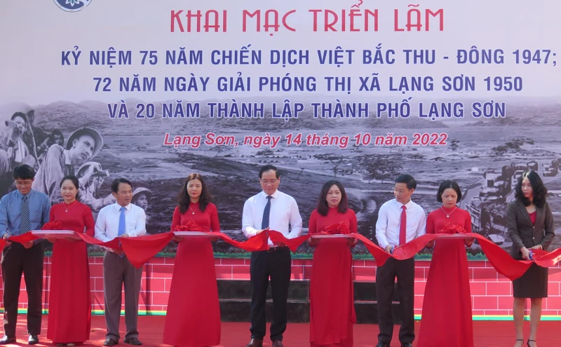 Lãnh đạo Ủy ban nhân dân tỉnh Lạng Sơn cùng các đại biểu cắt băng triển lãm chuyên đề: "Đường số 4 rực lửa".