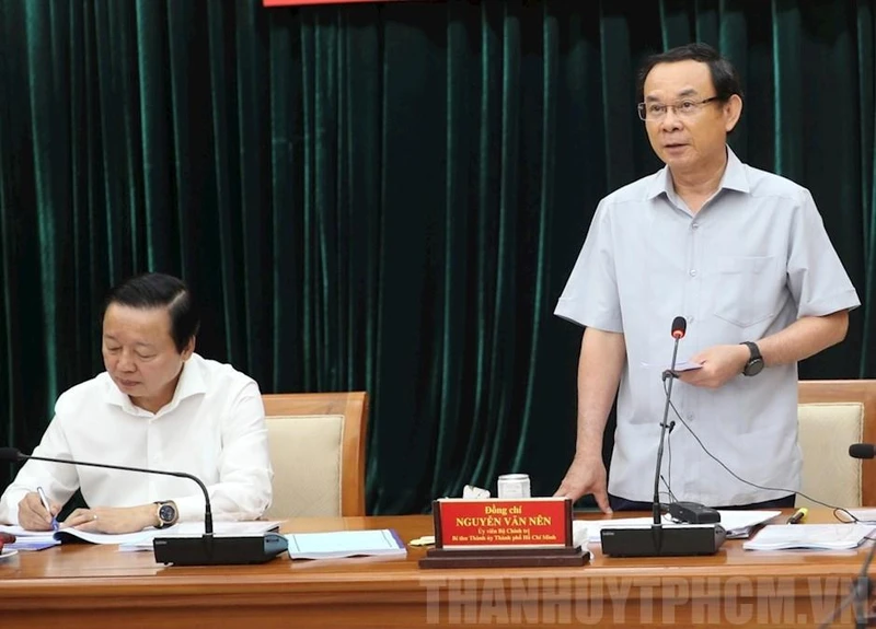 Đồng chí Nguyễn Văn Nên (bên phải ảnh) và đồng chí Trần Hồng Hà tại buổi làm việc. 