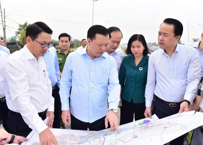 Thường trực Thành ủy Hà Nội kiểm tra việc triển khai các dự án trên địa bàn quận Bắc Từ Liêm.