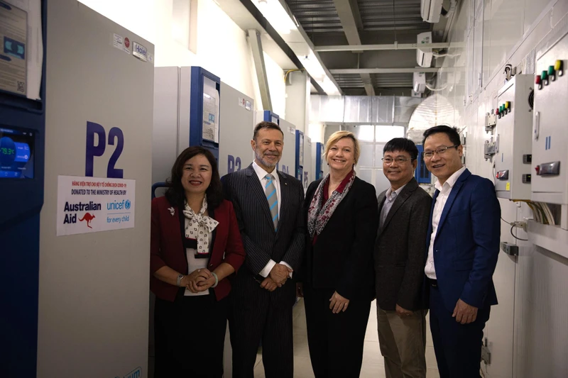 Phó Viện trưởng Viện Vệ sinh Dịch tễ Trung ương, PGS.TS Dương Thị Hồng; Đại sứ Australia tại Việt Nam, ông Andrew Goledzinowski; Trưởng đại diện UNICEF tại Việt Nam, bà Rana Flowers; ông Du Nguyên, Chuyên gia Sức khỏe Bà mẹ và Trẻ em tại UNICEF và Bác sĩ Nguyễn Công Luật, Viện Vệ sinh Dịch tễ Trung ương đến xem các liều vaccine Covid-19 do Australia tài trợ. (Ảnh: Đại sứ quán Australia tại Việt Nam)