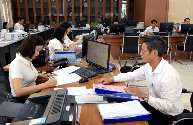 Trung tâm hành chính công tỉnh Thái Bình thực hiện quy trình “5 tại chỗ” để giải quyết công việc cho tổ chức, cá nhân đến giao dịch.
