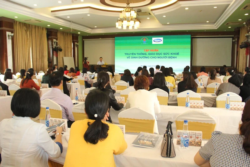 Nhiều điều dưỡng, nhân viên y tế cùng tìm hiểu các kiến thức chuyên sâu nhằm nâng cao chất lượng chăm sóc sức khỏe người bệnh.