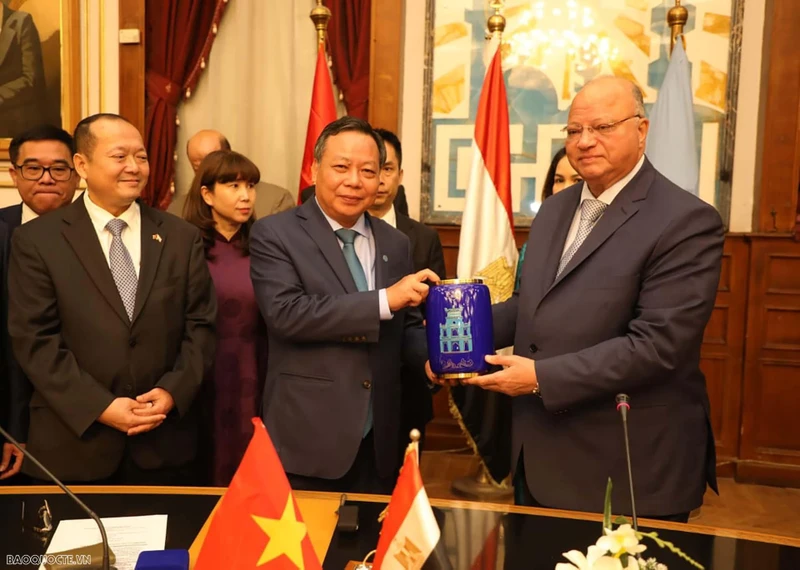 Đoàn đại biểu thành phố Hà Nội do Phó Bí thư Thành ủy Nguyễn Văn Phong làm trưởng đoàn trong chuyến thăm và làm việc tại Ai Cập từ ngày 15-19/10 vừa qua. (Ảnh: baoquocte.vn)