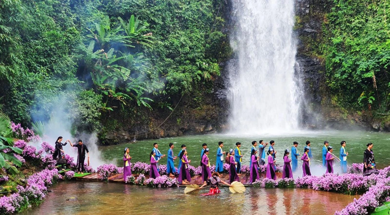 Sặc sỡ sắc màu thời trang tại thác Pa Sỹ hùng vĩ.