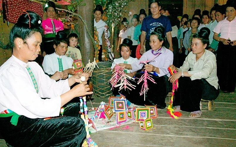 Các con nuôi chuẩn bị đồ lễ để cảm ơn thầy cúng.