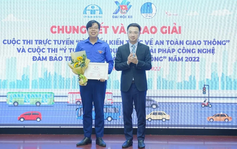 Bí thư Trung ương Đoàn Thanh niên cộng sản Hồ Chí Minh Nguyễn Tường Lâm (bên phải) trao giải Nhất Cuộc thi trực tuyến “Thanh niên với văn hóa giao thông” năm 2022 tặng thí sinh Nguyễn Hoàng Phúc. 