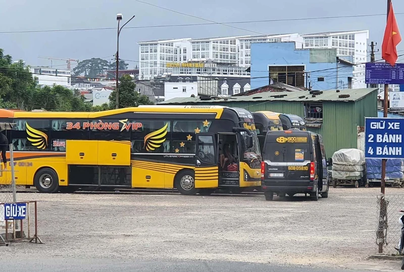 Bãi giữ xe tại trung tâm Đà Lạt, nơi các nhà xe chạy tuyến cố định thường đón trả khách. (Ảnh: Đ.K)