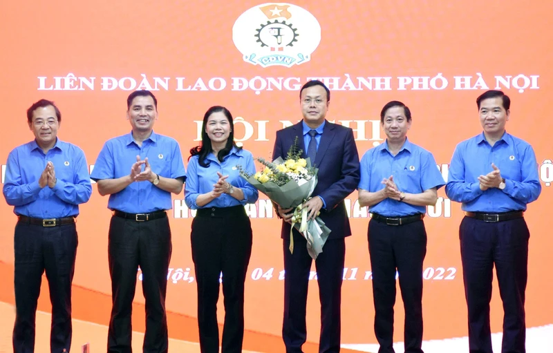 Đồng chí Phạm Quang Thanh được bầu làm Chủ tịch Liên đoàn Lao động thành phố Hà Nội.