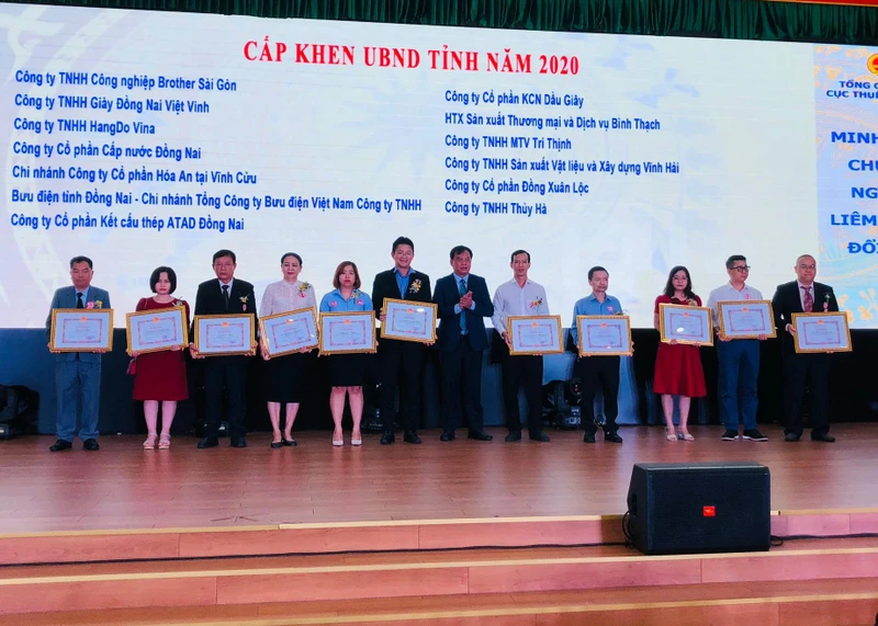 Lãnh đạo Ủy ban nhân dân tỉnh Đồng Nai trao tặng bằng khen cho các doanh nghiệp nộp thuế tiêu biểu.