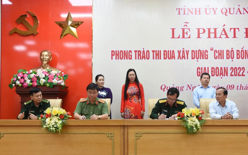 Lãnh đạo các đảng bộ trực thuộc Tỉnh ủy Quảng Ngãi ký kết giao ước thi đua xây dựng “chi bộ bốn tốt”, “đảng bộ cơ sở bốn tốt”.