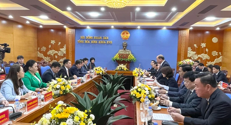Đồng chí Bùi Đức Hinh, Chủ tịch Hội đồng nhân dân tỉnh Hòa Bình phát biểu tại buổi làm việc giữa hai tỉnh. 