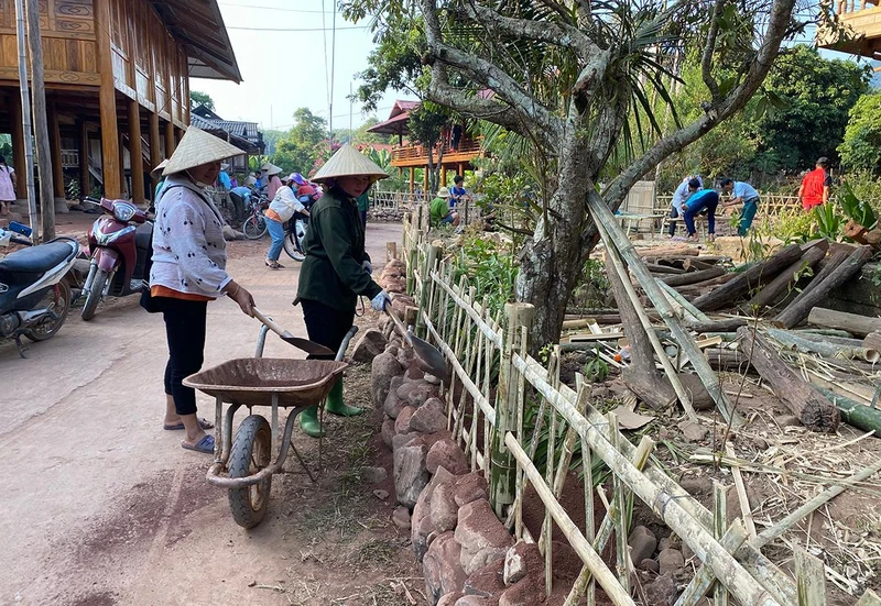Nhân dân các dân tộc xã Chà Nưa, huyện Nậm Pồ (tỉnh Điện Biên) góp sức cùng dân bản Nà Sự cải tạo cảnh quan, không gian đón khách du lịch tham quan, trải nghiệm tại bản văn hóa du lịch cộng đồng.
