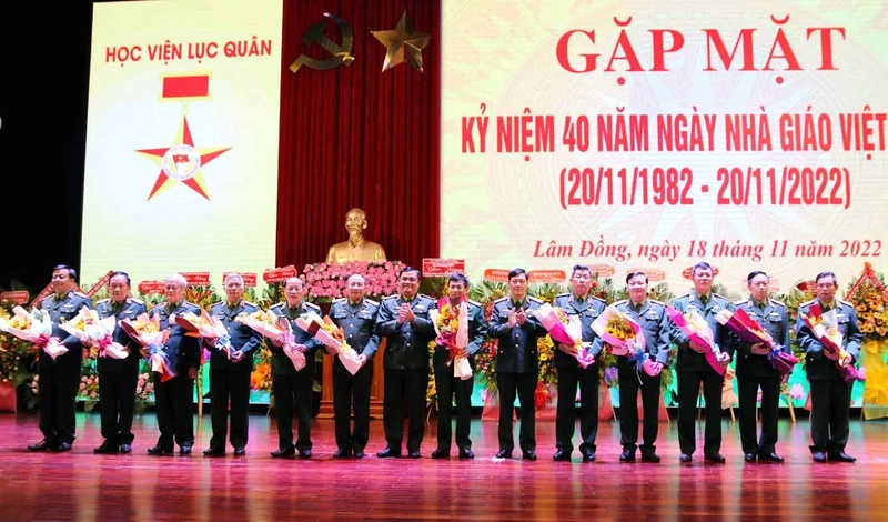 Ban Giám đốc tặng hoa chúc mừng lãnh đạo Học viện Lục quân qua các thời kỳ.