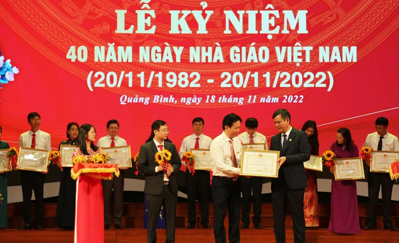 Chủ tịch tỉnh Quảng Bình Trần Thắng tặng bằng khen cho các thầy, cô giáo có thành tích xuất sắc.