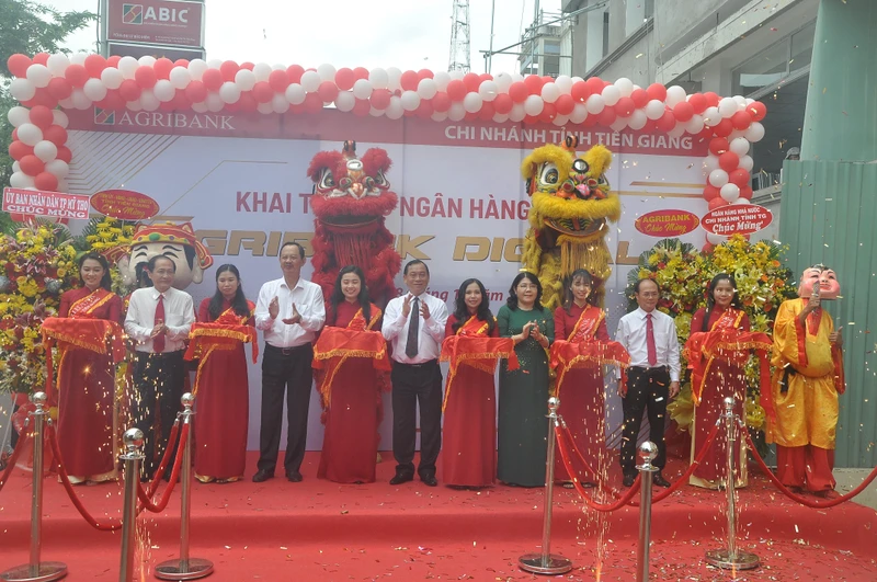 Cắt băng khai trương Ngân hàng số-Agribank Digital tại Tiền Giang.