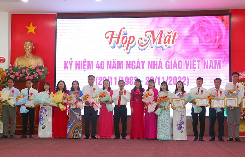 Tuyên dương các nhà giáo tiêu biểu năm 2022.