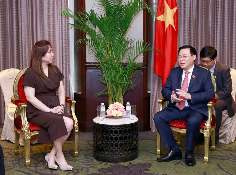 Chủ tịch Quốc hội Vương Đình Huệ tiếp bà Emmie Liza Perez-Chiong. (Ảnh: TTXVN)