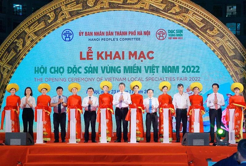 Các đại biểu cắt băng khai mạc Hội chợ Đặc sản Vùng miền 2022.
