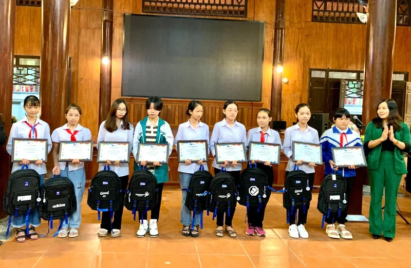 Quảng cảnh trao giải cuộc thi “ Kể chuyện di sản qua tranh”.