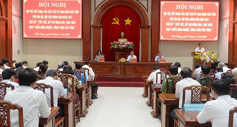 Lãnh đạo Ủy ban nhân dân tỉnh và các sở, ngành tỉnh Tiền Giang trả lời những ý kiến của nông dân.
