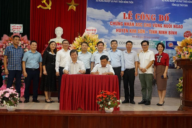 Quang cảnh ký kết sản xuất tiêu thụ ngao theo chuỗi giá trị. 