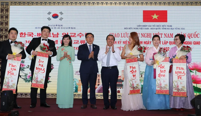 Ông Lê Hoàng Hải, Phó Chủ tịch Hội đồng nhân dân tỉnh, Chủ tịch Hội hữu nghị Việt-Hàn tỉnh Bà Rịa-Vũng Tàu; ông Yang Cheol Soo, Chủ tịch Hội Hàn kiều tỉnh Bà Rịa-Vũng Tàu; bà Đỗ Thị Như Mai, Chủ tịch Liên hiệp các tổ chức hữu nghị tỉnh chụp hình lưu niệm với các nghệ sĩ Hàn Quốc.