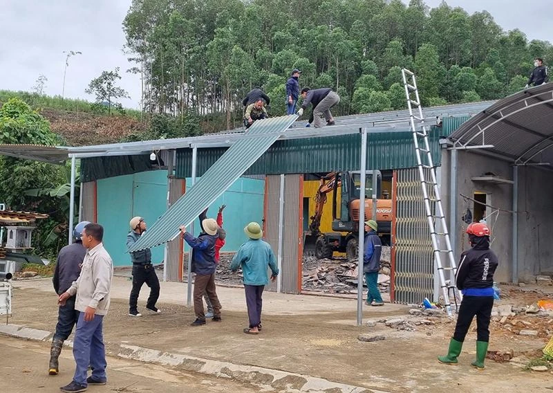 Tháo dỡ công trình vi phạm của ông Nguyễn Văn Ngôn, tại tổ 5, phường Mỹ Lâm.