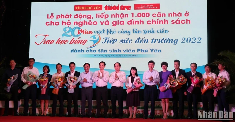 Các đại biểu tại Lễ phát động ủng hộ xây dựng 1.000 căn nhà cho hộ nghèo và trao học bổng “Tiếp sức đến trường”.